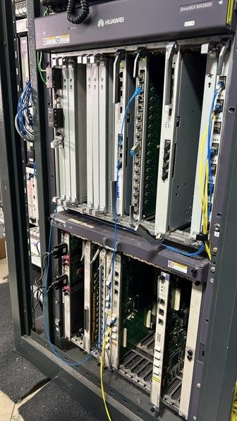 Rack de telecom aberto em manutenção